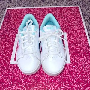 Girls Puma sneakers only worn a few times . Still in great condition…